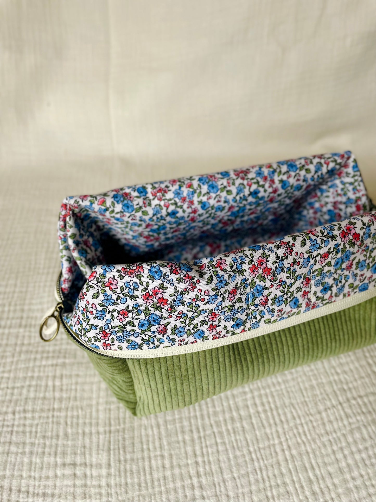 Trousse de Toilette - Kaki motif Fleuri.